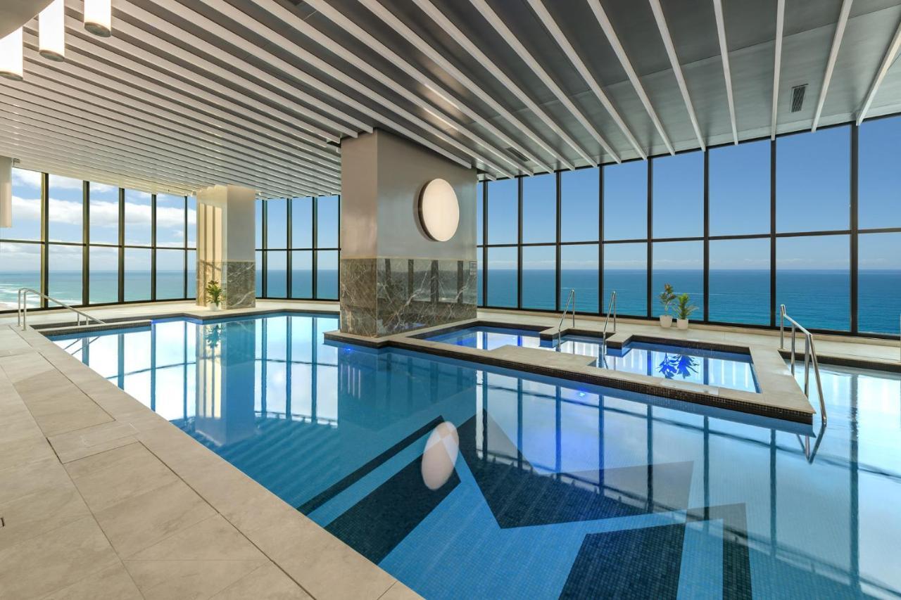 Meriton Suites Surfers Paradise Голд-Кост Экстерьер фото The swimming pool at the hotel