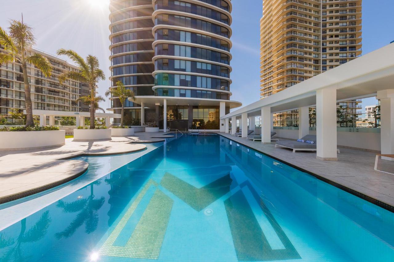 Meriton Suites Surfers Paradise Голд-Кост Экстерьер фото The swimming pool at the hotel