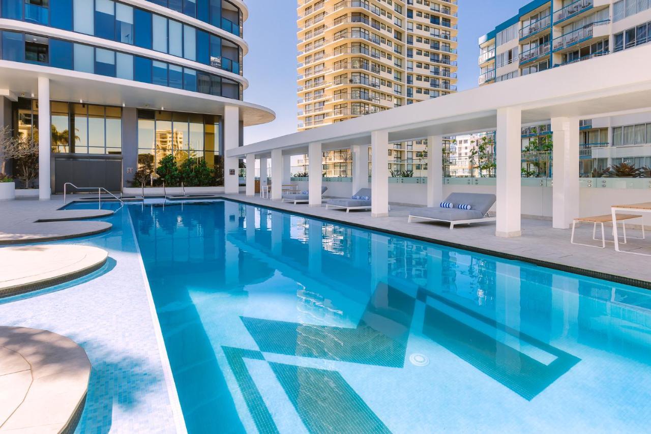 Meriton Suites Surfers Paradise Голд-Кост Экстерьер фото The swimming pool at the hotel