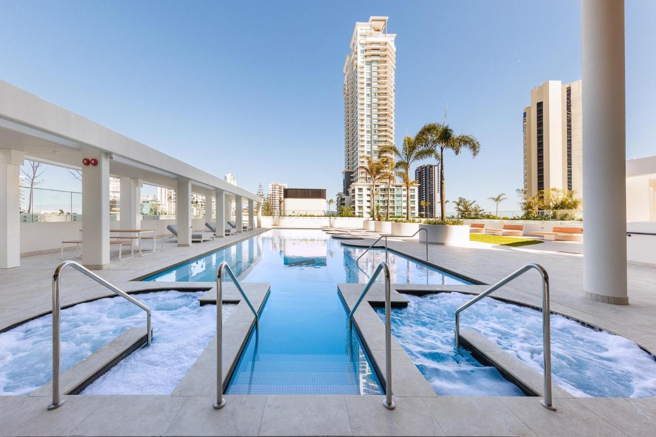 Meriton Suites Surfers Paradise Голд-Кост Экстерьер фото The pool at the hotel