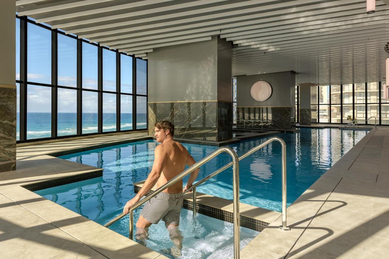 Meriton Suites Surfers Paradise Голд-Кост Экстерьер фото The swimming pool at the hotel