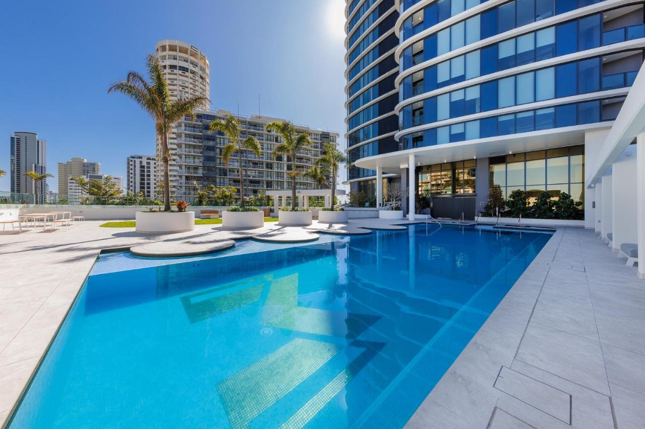 Meriton Suites Surfers Paradise Голд-Кост Экстерьер фото The swimming pool at the hotel