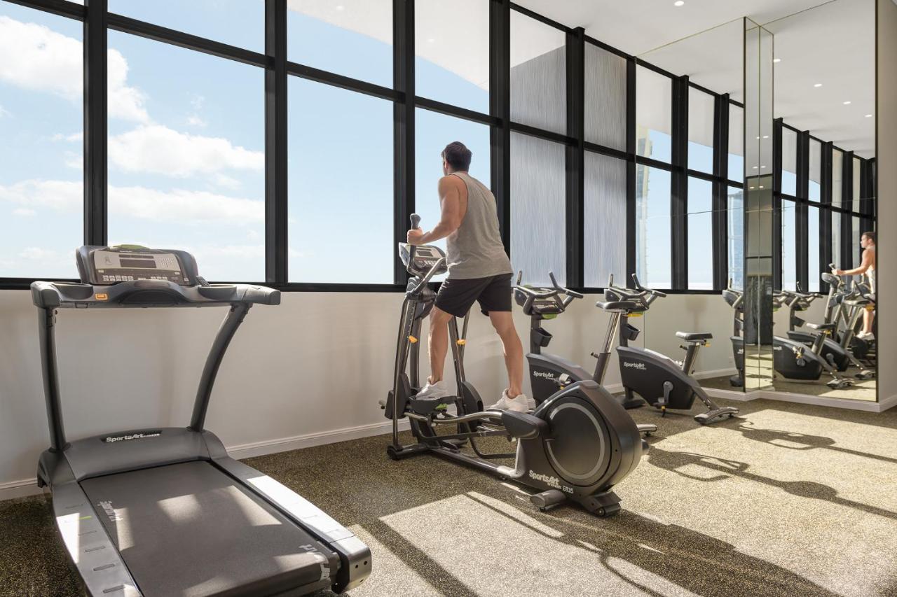 Meriton Suites Surfers Paradise Голд-Кост Экстерьер фото The gym at the top of the tower