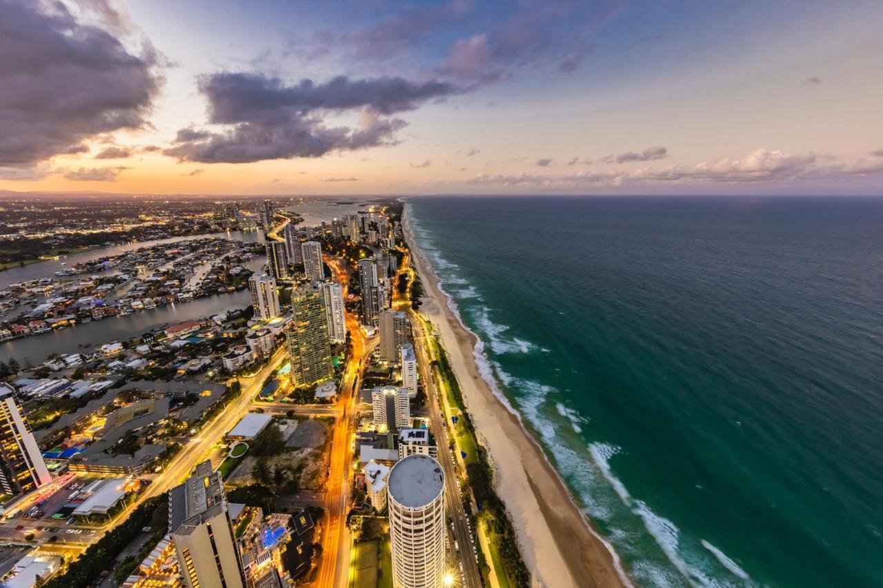 Meriton Suites Surfers Paradise Голд-Кост Экстерьер фото Aerial view of the Gold Coast skyline at dusk